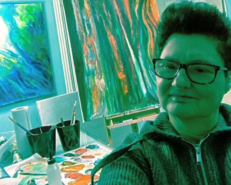 Angela Cortese nel suo studio di pittura a Trento